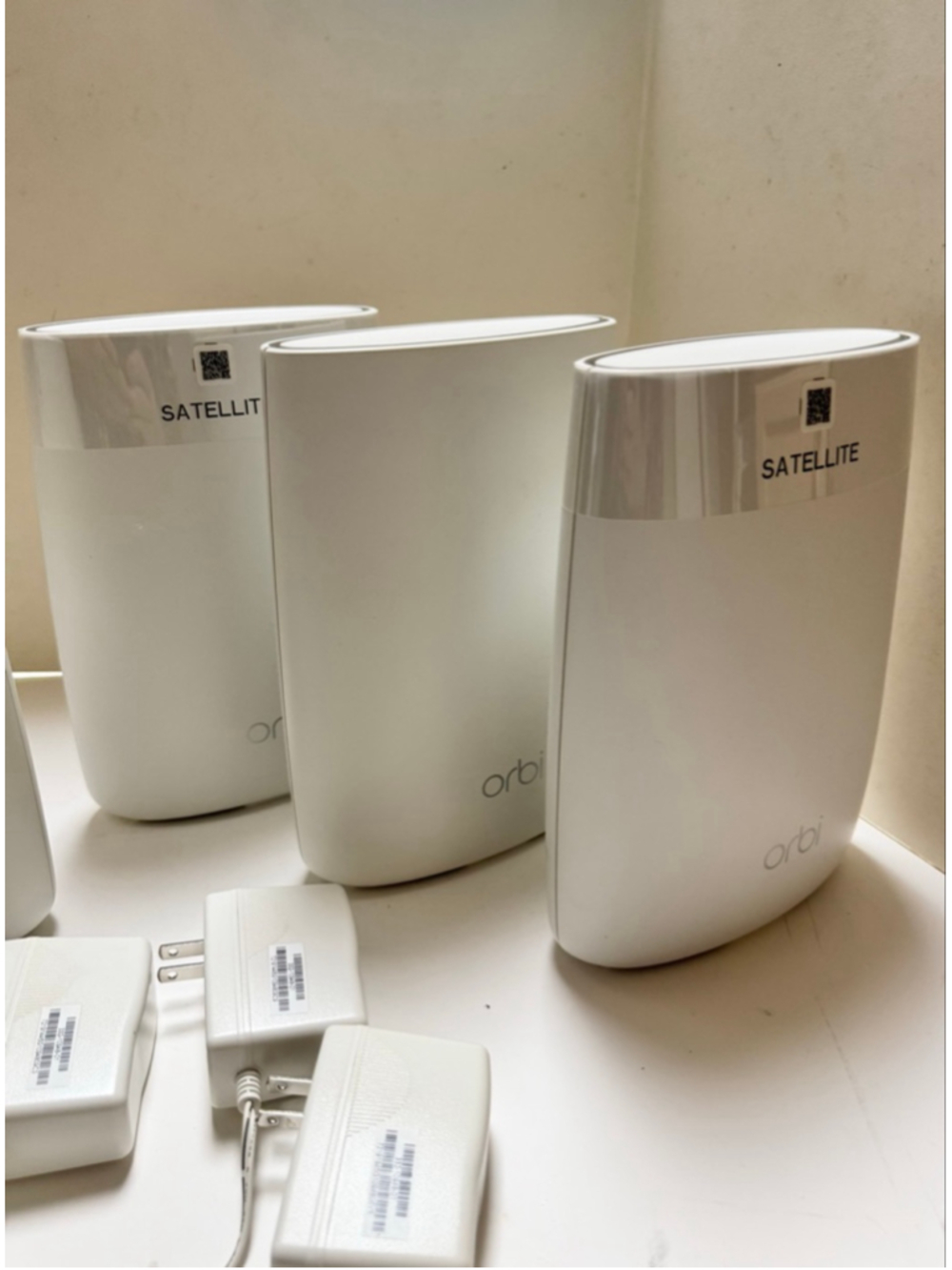 NETGEAR Orbi RBR50v2 Wireless Router System Tri-Band w/ 3 satellites - Picture 3 of 9